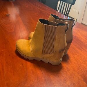 Sorel Wedge Boots 8